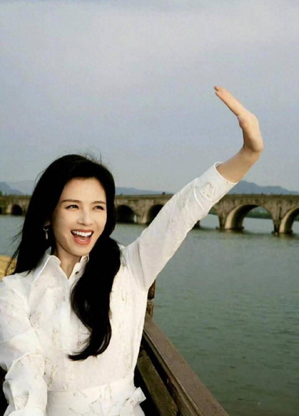 建宝优配 刘涛片场成“严厉姐姐”，刘奕畅接不住戏遭当场教学