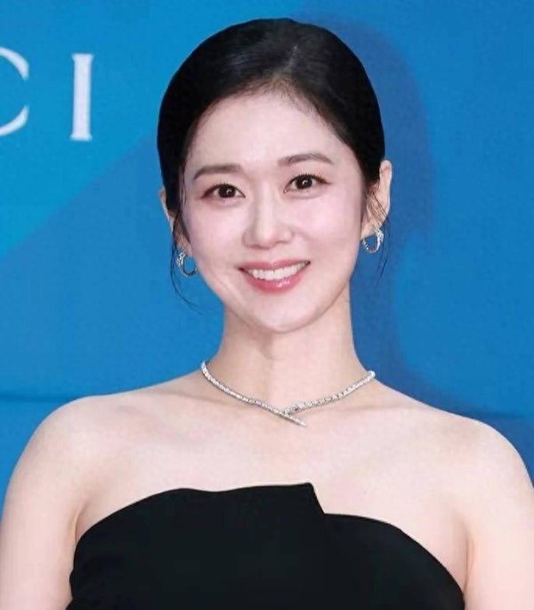 天牛配资 42岁张娜拉18次陪跑！从甜妹到无冕女王，为何让观众心疼十年？